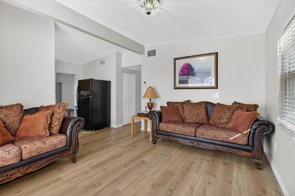 На продажу: $280,000 (3 спален, 1 ванн, 1216 Квадратных фут)