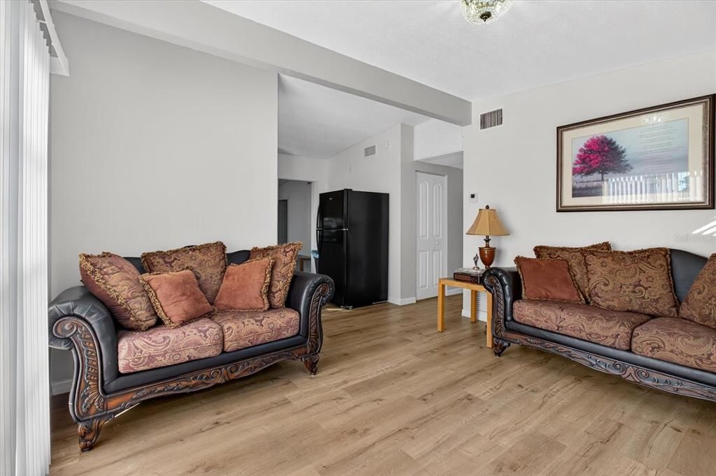 На продажу: $280,000 (3 спален, 1 ванн, 1216 Квадратных фут)