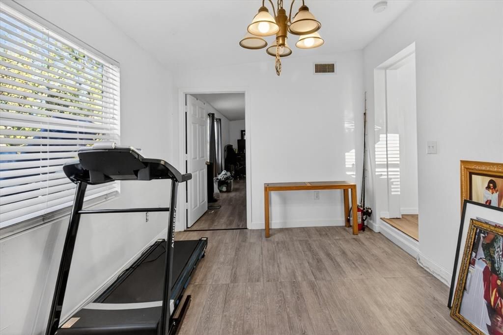 На продажу: $280,000 (3 спален, 1 ванн, 1216 Квадратных фут)