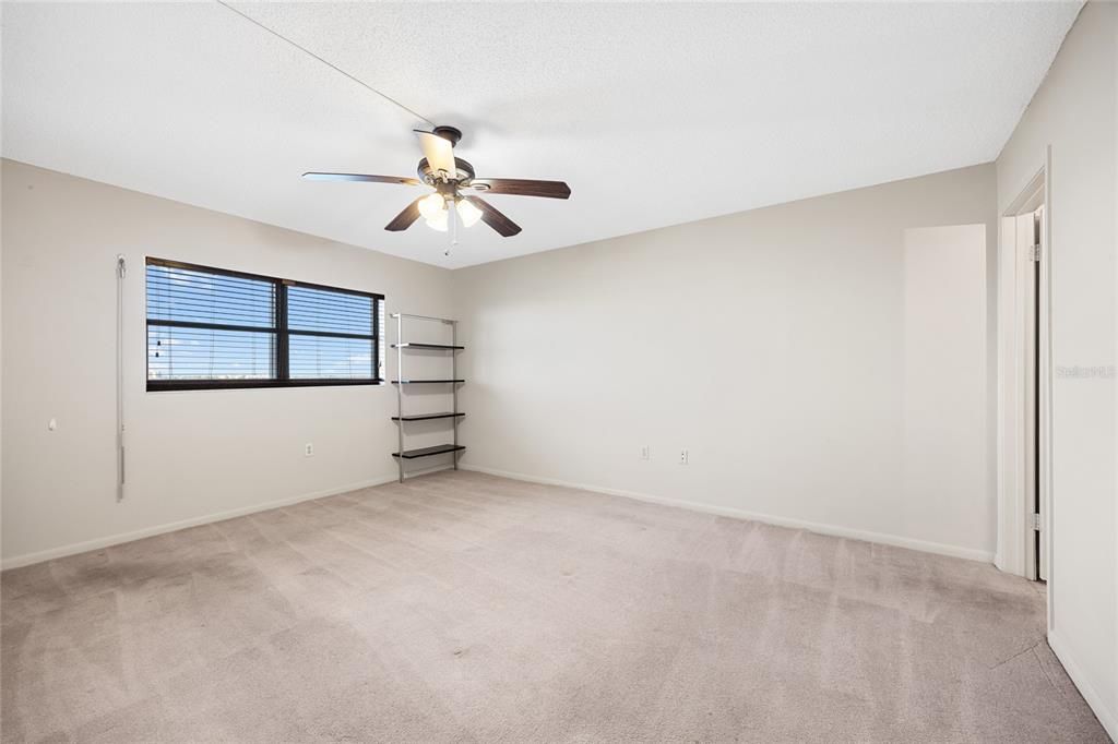 Под контрактом: $224,995 (2 спален, 2 ванн, 1055 Квадратных фут)