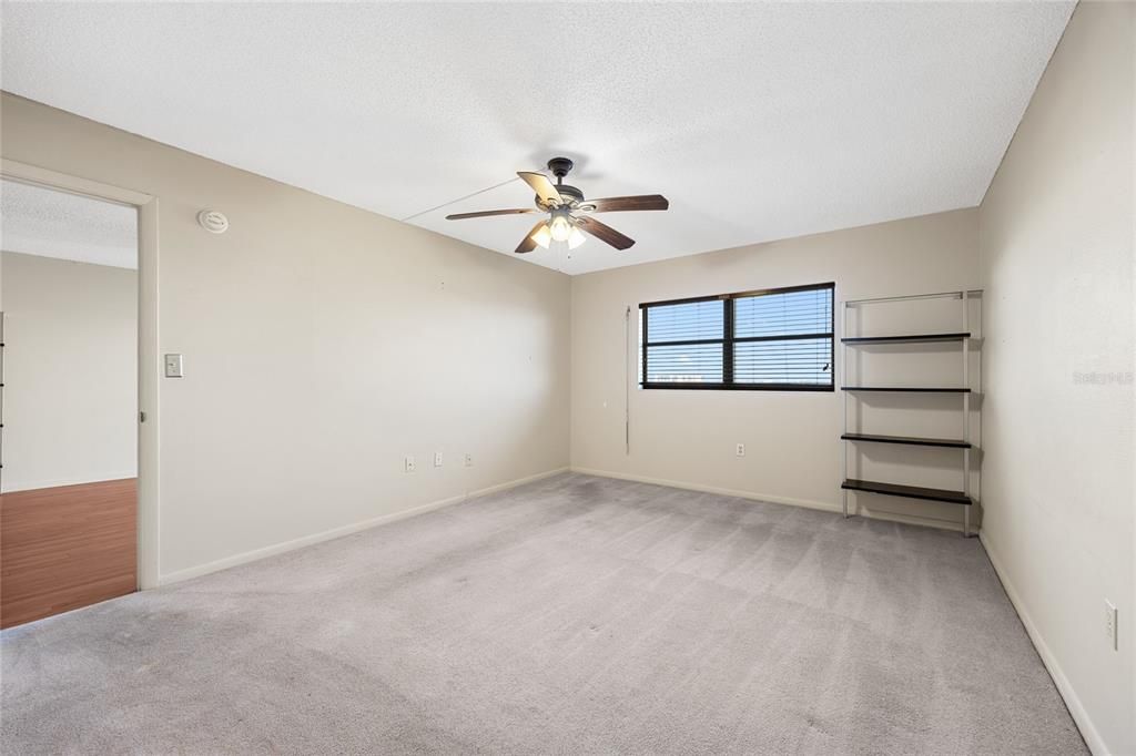 Под контрактом: $224,995 (2 спален, 2 ванн, 1055 Квадратных фут)