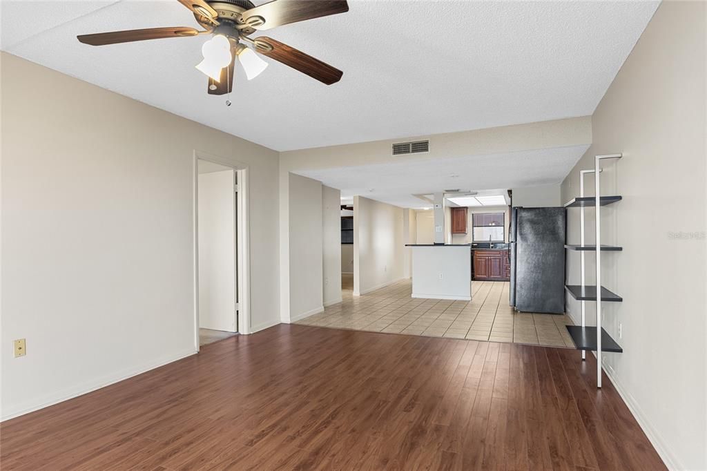 Под контрактом: $224,995 (2 спален, 2 ванн, 1055 Квадратных фут)