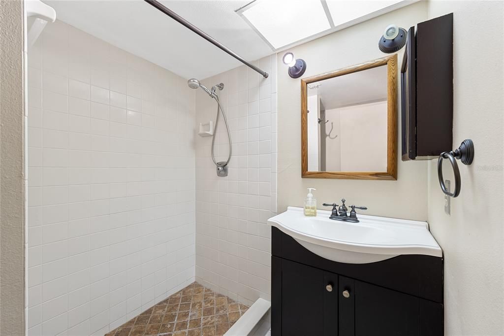 Под контрактом: $224,995 (2 спален, 2 ванн, 1055 Квадратных фут)