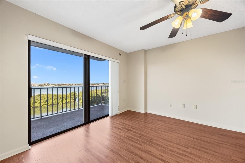 Под контрактом: $224,995 (2 спален, 2 ванн, 1055 Квадратных фут)