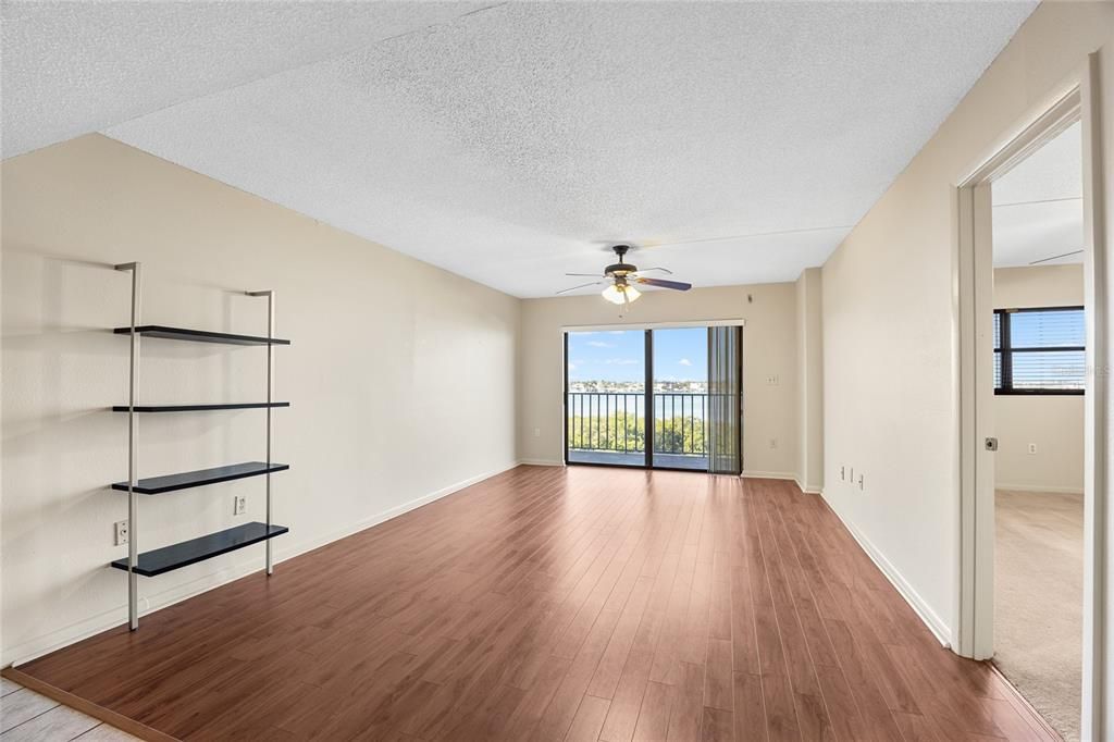 Под контрактом: $224,995 (2 спален, 2 ванн, 1055 Квадратных фут)