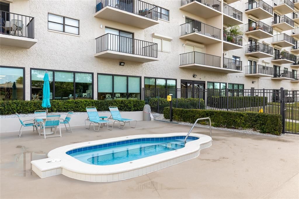 Под контрактом: $224,995 (2 спален, 2 ванн, 1055 Квадратных фут)