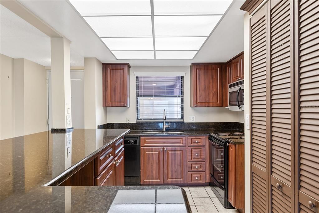 Под контрактом: $224,995 (2 спален, 2 ванн, 1055 Квадратных фут)