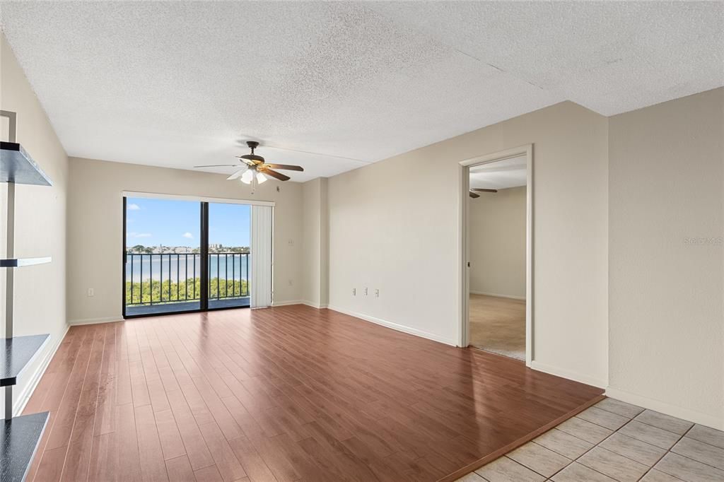 Под контрактом: $224,995 (2 спален, 2 ванн, 1055 Квадратных фут)