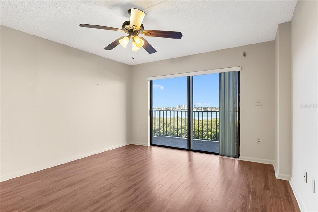 Под контрактом: $224,995 (2 спален, 2 ванн, 1055 Квадратных фут)