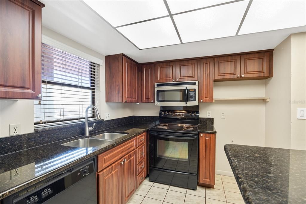 Под контрактом: $224,995 (2 спален, 2 ванн, 1055 Квадратных фут)