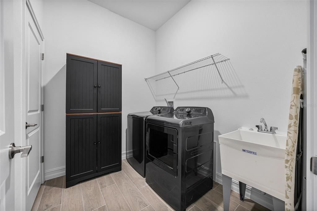 For Rent: $3,700 (4 beds, 3 baths, 2610 Square Feet)