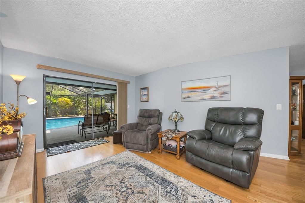 待售: $450,000 (4 贝兹, 2 浴室, 2187 平方英尺)