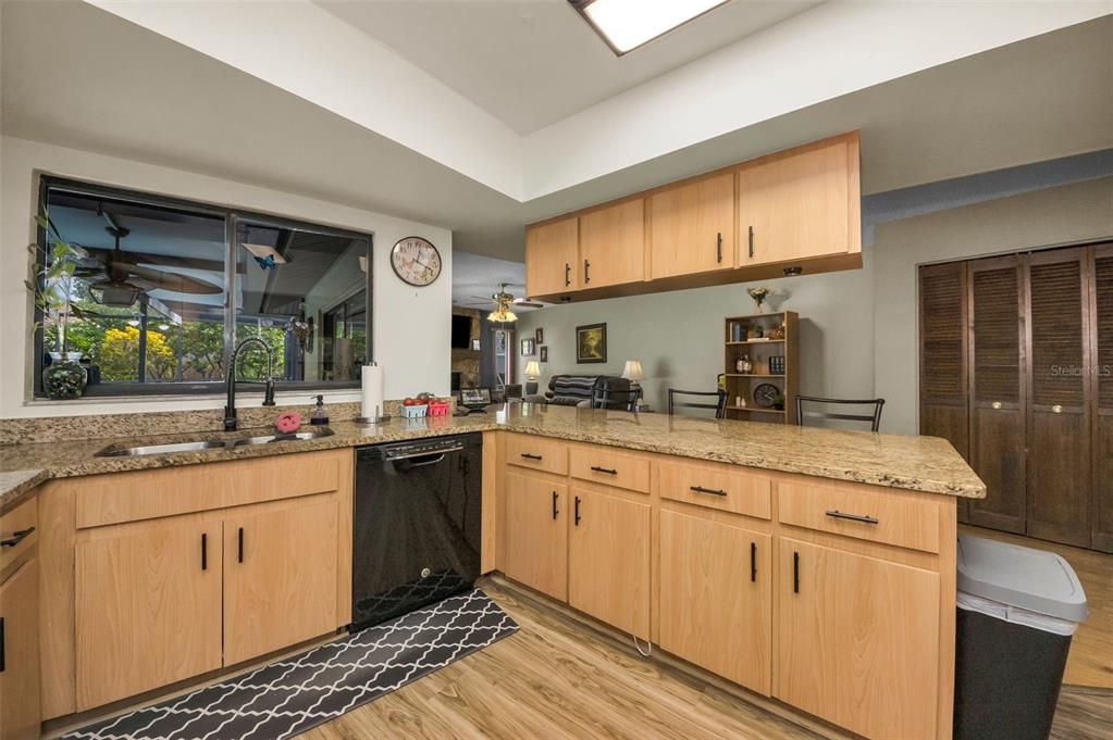 待售: $450,000 (4 贝兹, 2 浴室, 2187 平方英尺)