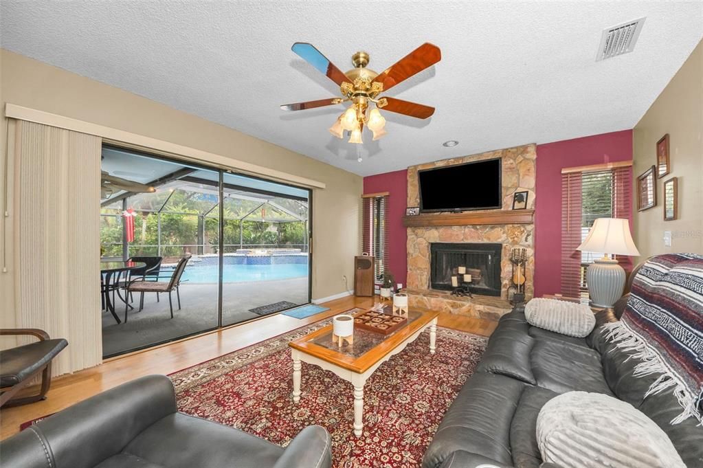 待售: $450,000 (4 贝兹, 2 浴室, 2187 平方英尺)