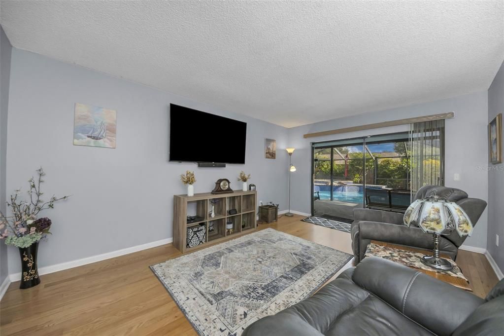 待售: $450,000 (4 贝兹, 2 浴室, 2187 平方英尺)