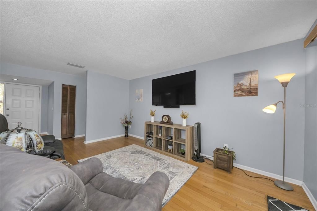 待售: $450,000 (4 贝兹, 2 浴室, 2187 平方英尺)