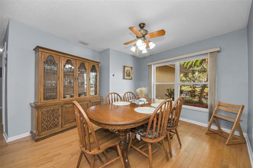 待售: $450,000 (4 贝兹, 2 浴室, 2187 平方英尺)