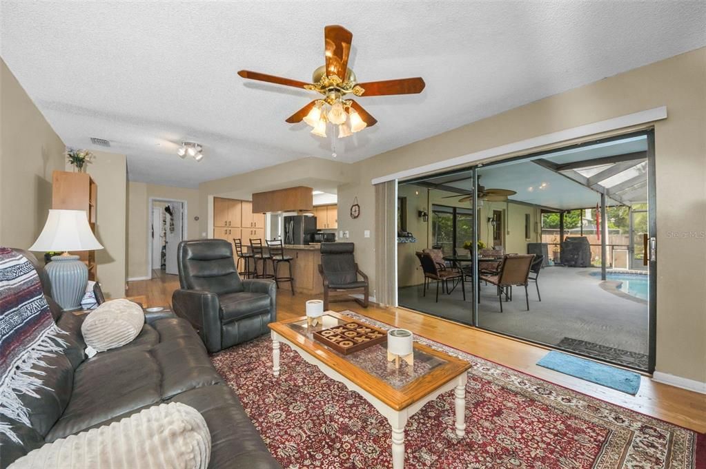 待售: $450,000 (4 贝兹, 2 浴室, 2187 平方英尺)