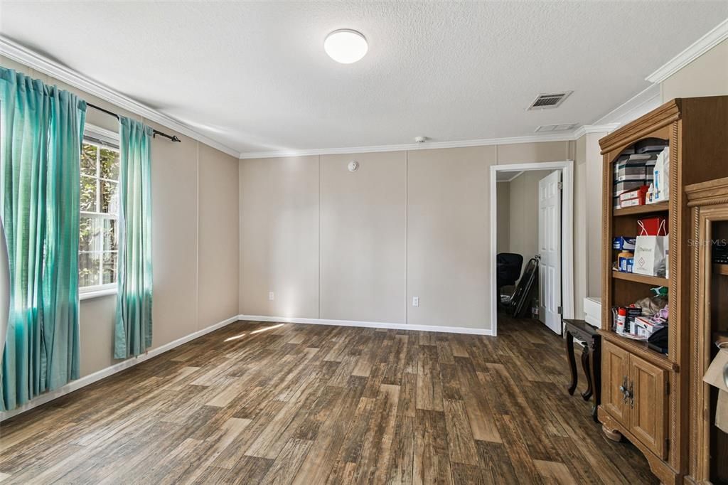 For Sale: $349,900 (4 beds, 2 baths, 2077 Square Feet)