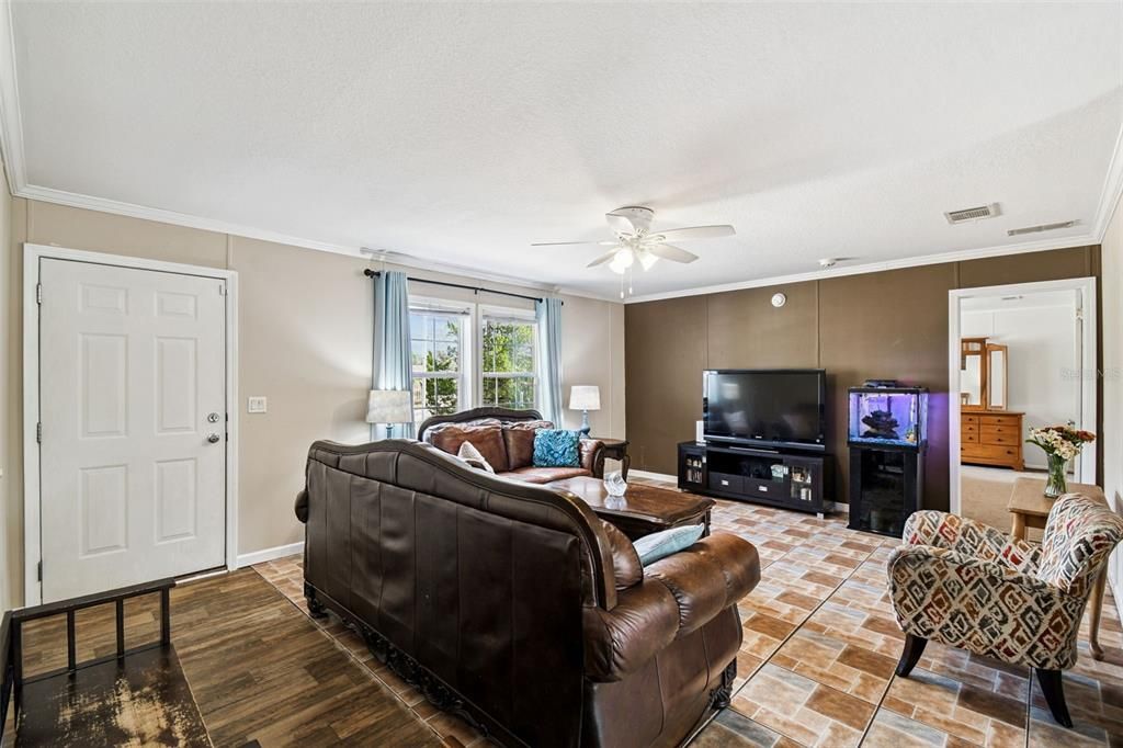 For Sale: $349,900 (4 beds, 2 baths, 2077 Square Feet)