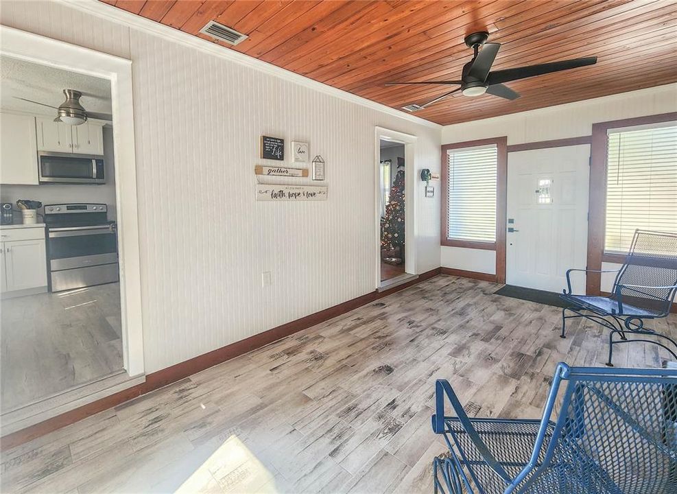 待售: $224,900 (2 贝兹, 1 浴室, 1107 平方英尺)