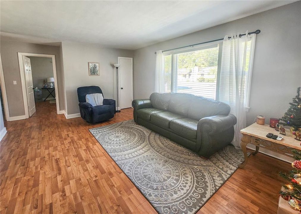 待售: $224,900 (2 贝兹, 1 浴室, 1107 平方英尺)