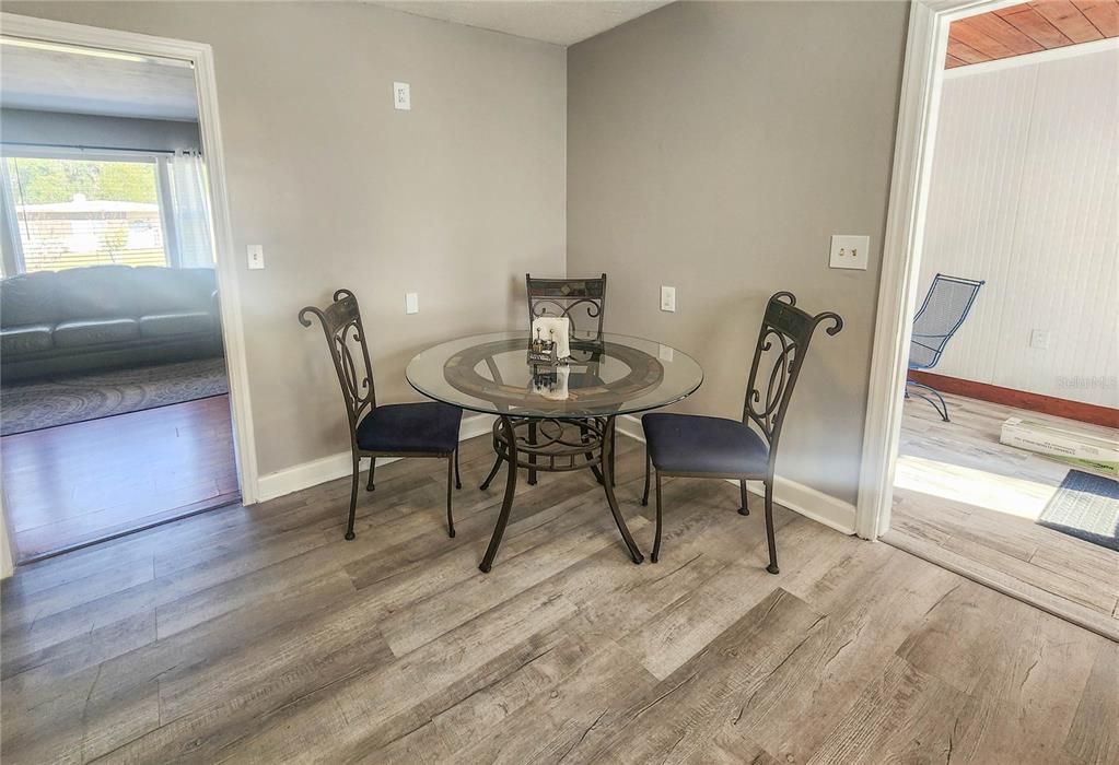 待售: $224,900 (2 贝兹, 1 浴室, 1107 平方英尺)