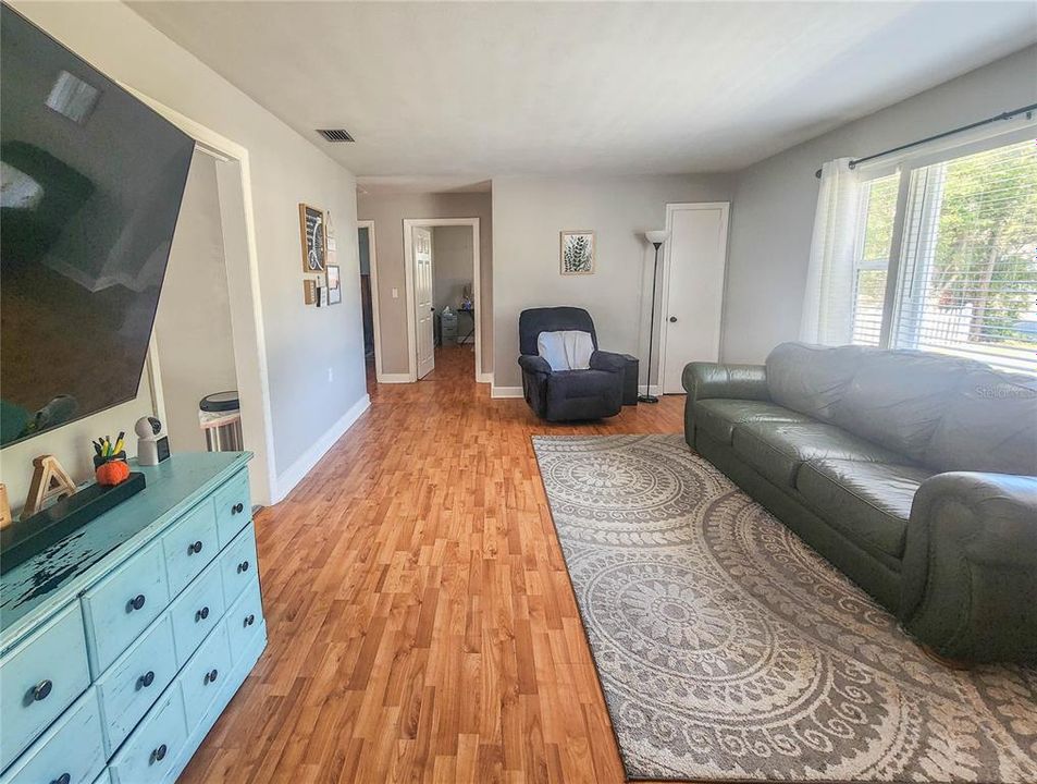 待售: $224,900 (2 贝兹, 1 浴室, 1107 平方英尺)