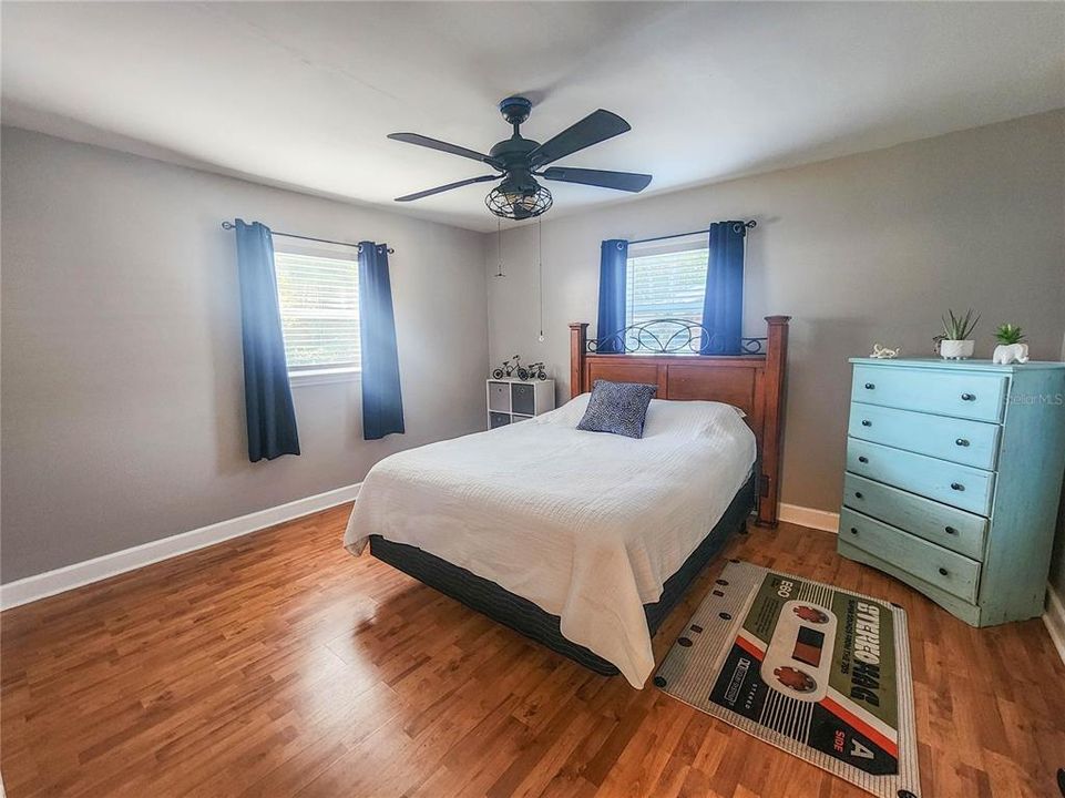 待售: $224,900 (2 贝兹, 1 浴室, 1107 平方英尺)