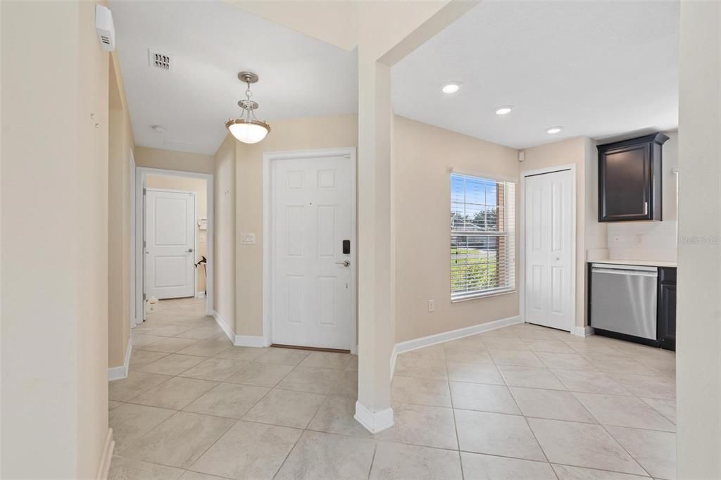 待售: $239,000 (2 贝兹, 2 浴室, 1185 平方英尺)