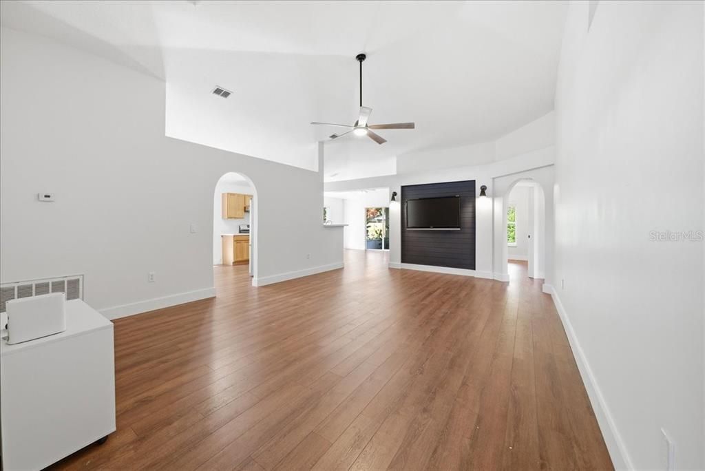 待售: $345,000 (4 贝兹, 2 浴室, 1865 平方英尺)