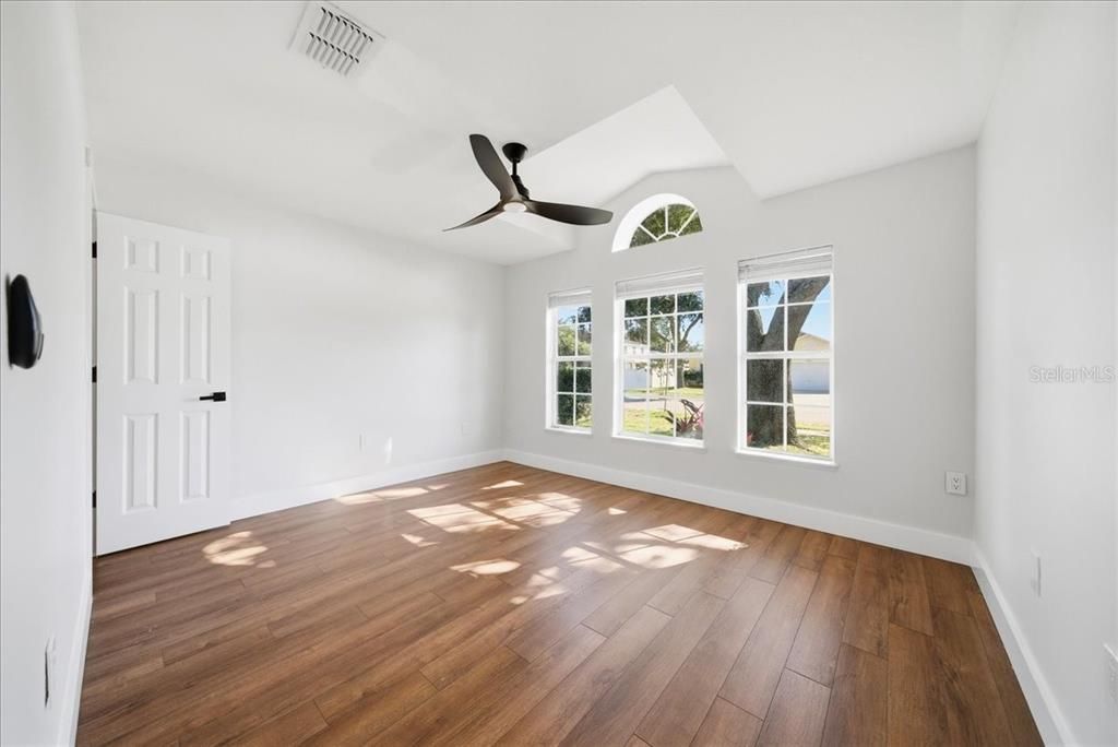 待售: $345,000 (4 贝兹, 2 浴室, 1865 平方英尺)