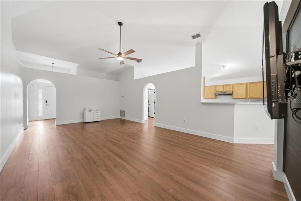 待售: $345,000 (4 贝兹, 2 浴室, 1865 平方英尺)