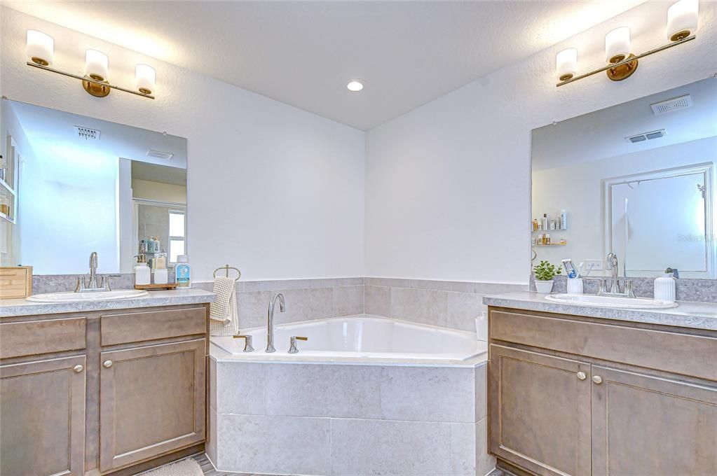 待售: $360,000 (3 贝兹, 2 浴室, 1425 平方英尺)