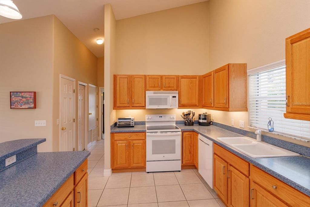 Active With Contract: $399,999 (2 beds, 2 baths, 1726 Square Feet)