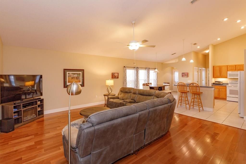 Active With Contract: $399,999 (2 beds, 2 baths, 1726 Square Feet)