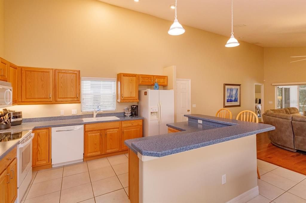 Active With Contract: $399,999 (2 beds, 2 baths, 1726 Square Feet)