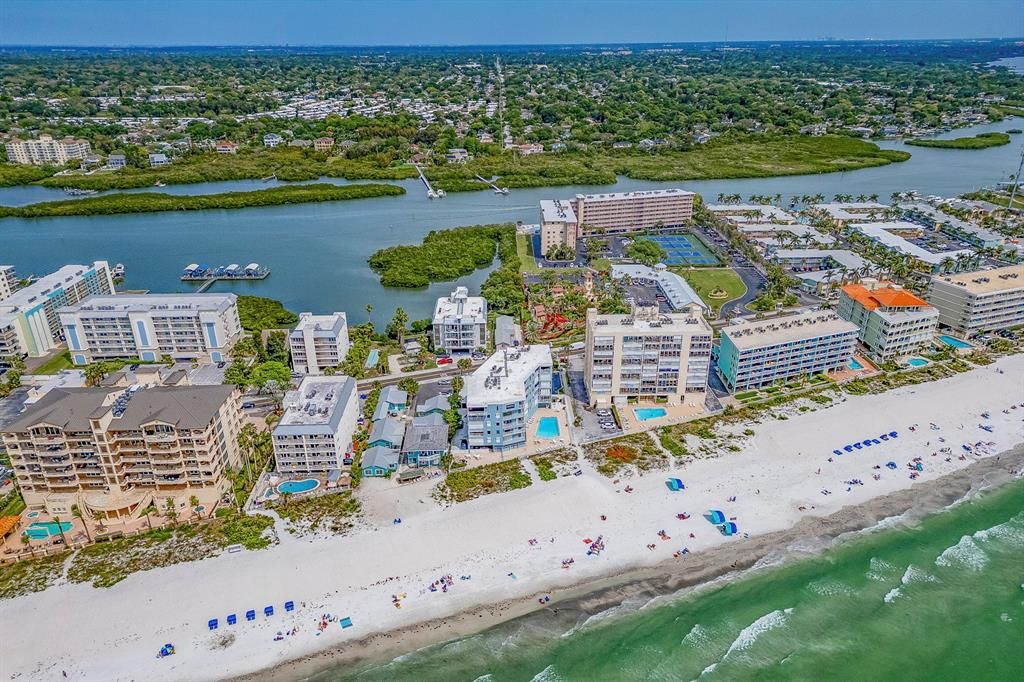 For Rent: $4,000 (1 beds, 1 baths, 725 Square Feet)