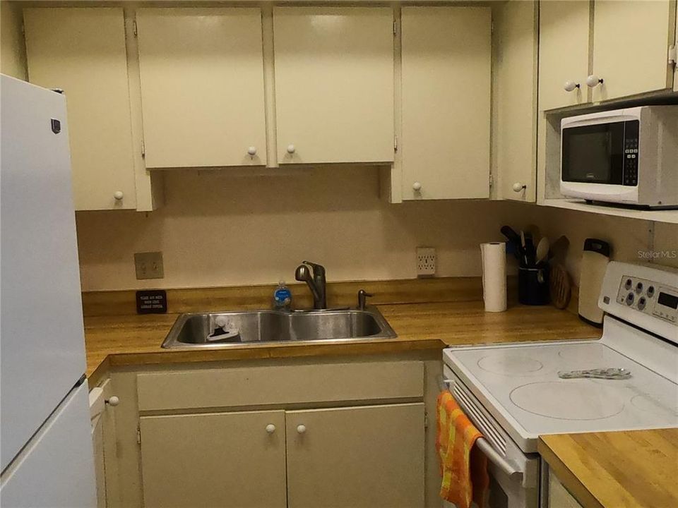 For Rent: $4,000 (1 beds, 1 baths, 725 Square Feet)
