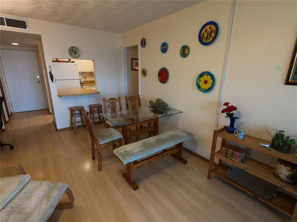 For Rent: $4,000 (1 beds, 1 baths, 725 Square Feet)