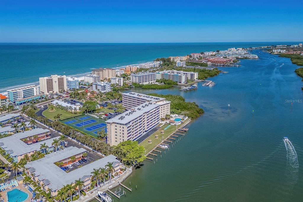 For Rent: $4,000 (1 beds, 1 baths, 725 Square Feet)