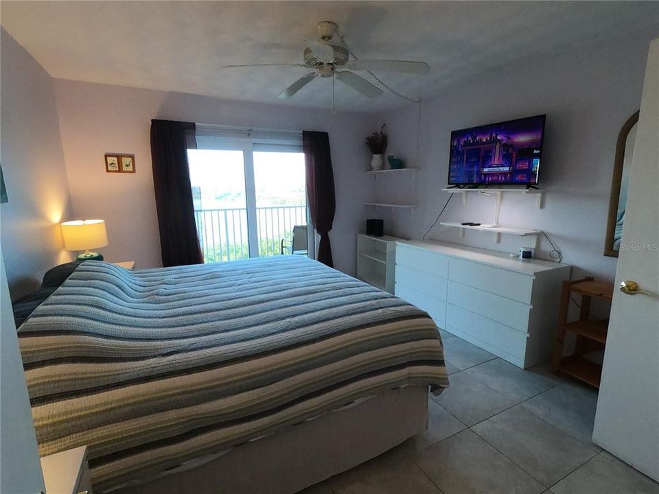 For Rent: $4,000 (1 beds, 1 baths, 725 Square Feet)