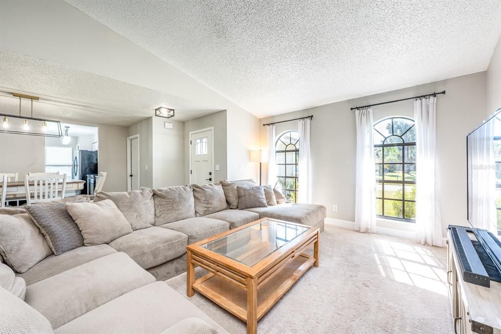 For Sale: $370,000 (3 beds, 2 baths, 1465 Square Feet)