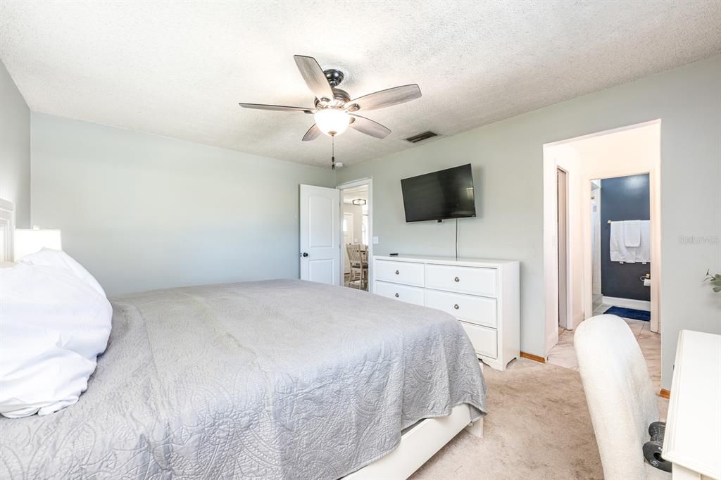 For Sale: $370,000 (3 beds, 2 baths, 1465 Square Feet)