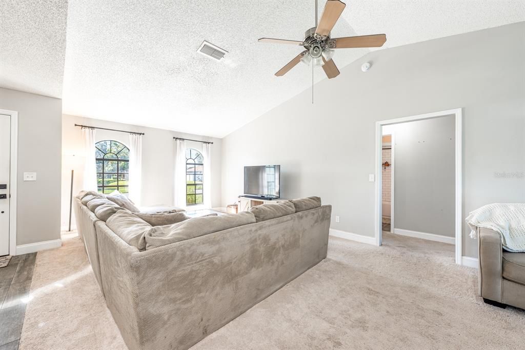 For Sale: $370,000 (3 beds, 2 baths, 1465 Square Feet)