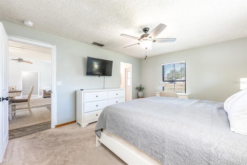 For Sale: $370,000 (3 beds, 2 baths, 1465 Square Feet)