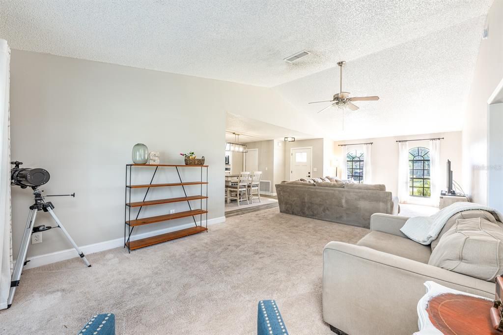 For Sale: $370,000 (3 beds, 2 baths, 1465 Square Feet)