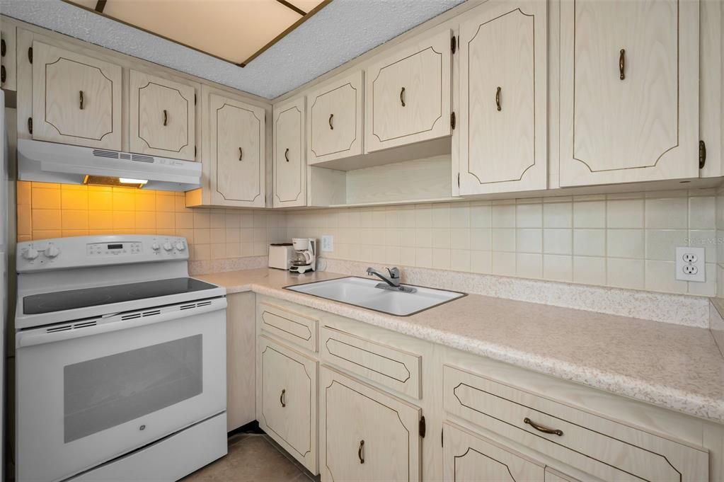 For Sale: $109,900 (1 beds, 1 baths, 800 Square Feet)