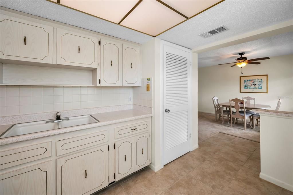 For Sale: $109,900 (1 beds, 1 baths, 800 Square Feet)