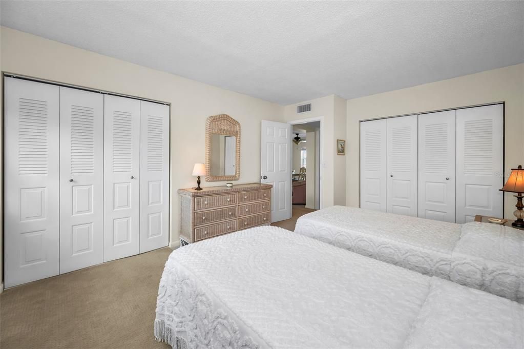 For Sale: $109,900 (1 beds, 1 baths, 800 Square Feet)